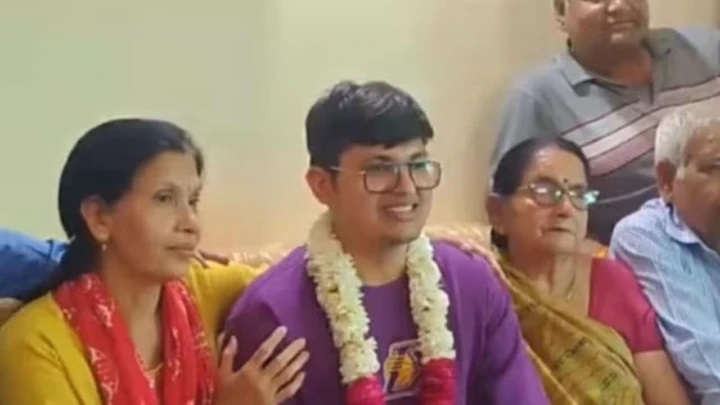 అనుజ్ అగ్నిహోత్రి: UPSCలో AIR-1 ర్యాంక్ సాధించిన టాపర్.. తండ్రి వెల్లడించిన కుమారుడి అసలు రహస్యం!