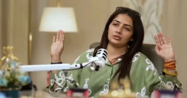 వివాదంలో బిగ్ బాస్ ఫేమ్ ‘వడా పావ్ గర్ల్’: “పిల్లల కోసం ఎవరితోనైనా పడుకుంటా” అన్న వ్యాఖ్యలపై నెటిజన్ల ఆగ్రహం!