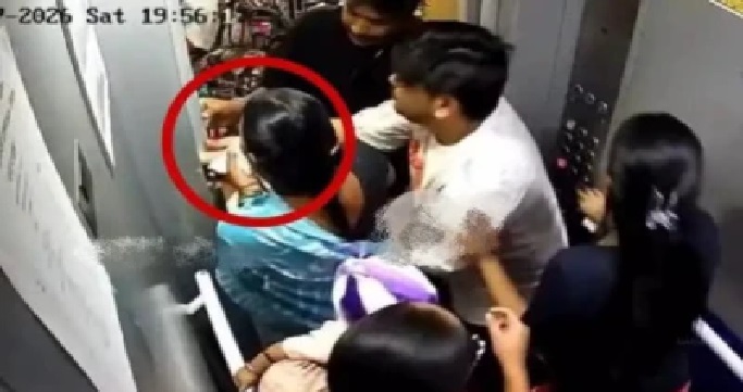 తల్లిదండ్రులూ తస్మాత్ జాగ్రత్త..! పిల్లలపై ఓ కన్నేసి ఉంచండి. లిఫ్టులో చిక్కుకున్న చిన్నారి చెయ్యి.. హృదయ విదారక వీడియో!!
