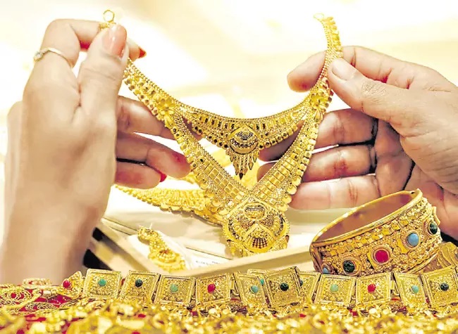 ఘనంగా పెళ్లి చేసుకుని ‘పెద్ద’ చిక్కుల్లో పడ్డాడు.. గుమస్తా గ్రాండ్ మ్యారేజే అతడి కొంపముంచింది!