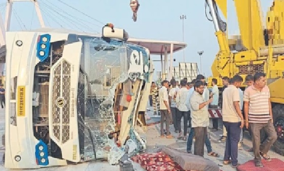 రీల్స్ పిచ్చితో బోల్తా పడిన ట్రావెల్స్ బస్సు; సమృద్ధి మహామార్గ్పై ప్రమాదం; చిన్నారి మృతి, 17 మంది ప్రయాణికులకు గాయాలు