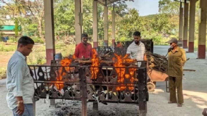 షాకింగ్ ఘటన: తల్లి అంత్యక్రియలు నిర్వహించడానికి నిరాకరించిన కుమారులు, ఇరుగుపొరుగు వారిని చూసుకోమని కోరారు.