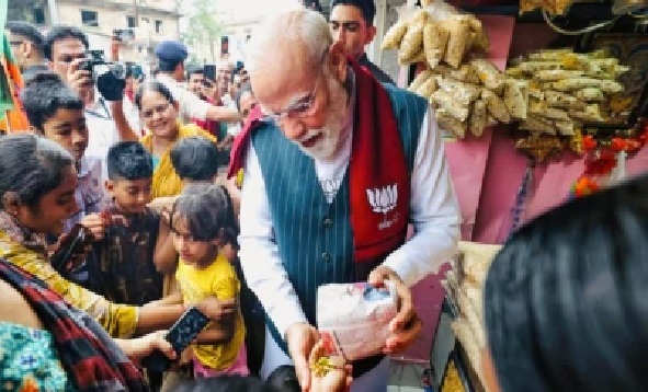 రోడ్డు పక్కన ఝాల్ముడీ కొన్న ప్రధాని మోదీ.. నెట్టింట వైరల్ అవుతున్న వీడియో, గూగుల్ సెర్చ్లో రికార్డుల వేట!
