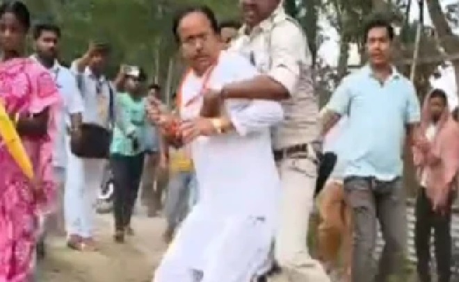 బెంగాల్లో భారీ పోలింగ్ మరియు అలజడి… పోలీసుల ముందే బీజేపీ అభ్యర్థి సువేందు సర్కార్ను వెంటాడి కొట్టిన టీఎంసీ కార్యకర్తలు; ప్రాణాలు దక్కించుకోవడానికి పరుగు!