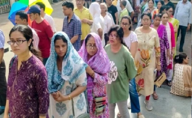 “తమిళనాడు, బెంగాల్లలో రికార్డు స్థాయి పోలింగ్: ఓటర్ల జాబితా ప్రక్షాళన జరిగినా తగ్గని ఓట్ల వర్షం.. గెలుపుపై ఇరుపక్షాల ధీమా!”
