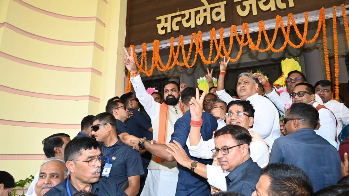 బీహార్ అసెంబ్లీలో సామ్రాట్ చౌదరి విజయం: బలపరీక్షలో నెగ్గిన ఎన్డీయే సర్కార్.. నితీష్ కుమార్పై తేజస్వి యాదవ్ సంచలన వ్యాఖ్యలు!