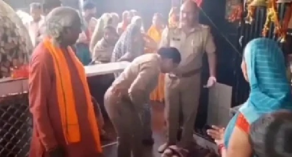 దర్శనానికి వచ్చిన మహిళ అకస్మాత్తుగా నాలుక కోసుకుని కాళీమాత పాదాల వద్ద రక్తం చిందిస్తూ… గతంలో గొంతు కోత! ఇప్పుడు నాలుక కోత! ఈ ఆలయంలోనే ఎందుకిలా జరుగుతోంది? మనసును కలిచివేసే దారుణం!!!