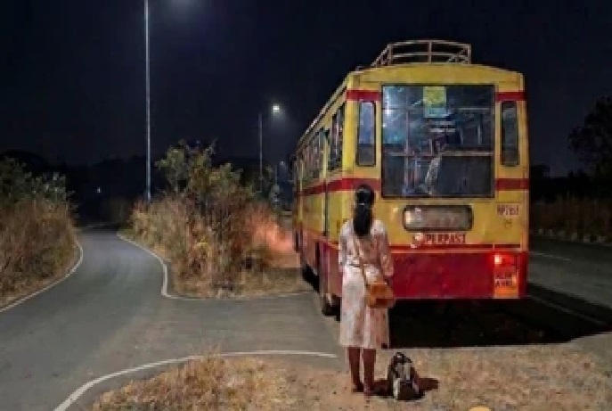 ‘నేను ఆమెను అలా దింపేసి వెళ్ళిపోవచ్చా?’ అర్ధరాత్రి వేళ నిర్మానుష్యమైన బస్ స్టాప్లో దిగిన ఒక అమ్మాయిని బస్సు కాపలా కాస్తుంది; ఏనుగు బండి ‘అమ్మ బండి’గా మారుతుంది