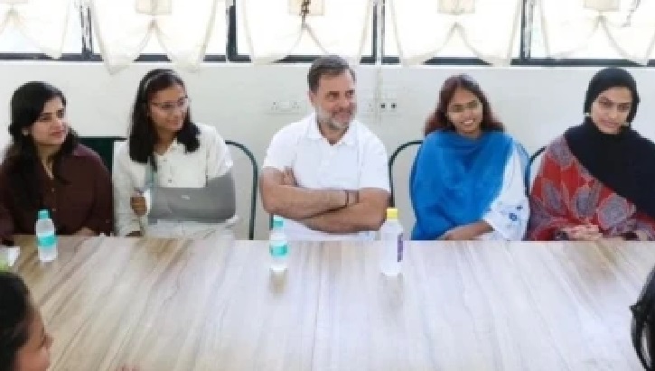 కాంగ్రెస్లో చేరడమే నా లైఫ్ లో అతిపెద్ద రిస్క్!”.. రాహుల్ గాంధీ ముందే విద్యార్థిని చమత్కారం; నవ్వుల్లో మునిగిపోయిన సభికులు