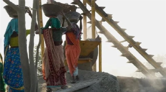 నిప్పుల కొలిమిలా భారత్: 45°C దాటిన ఉష్ణోగ్రతలు; కార్మికుల పనివేళలపై కేంద్రం కీలక ఆదేశాలు! హీట్ వేవ్ హెచ్చరికల నేపథ్యంలో రాష్ట్రాలు అప్రమత్తం.