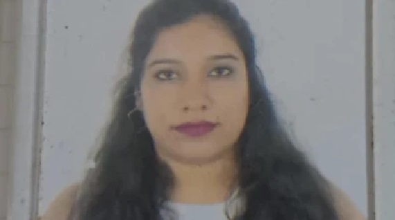 ఫ్లాట్‌లో రక్తపు మడుగులో, నగ్నంగా పడి ఉన్న 34 ఏళ్ల మహిళ మృతదేహం