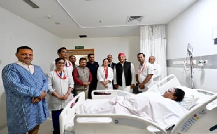 అఖిలేష్ యాదవ్ దిష్టిబొమ్మను దగ్ధం చేస్తూ గాయపడిన బీజేపీ ఎమ్మెల్యే; స్వయంగా ఆసుపత్రికి వెళ్లి పరామర్శించిన ఎస్పీ అధినేత