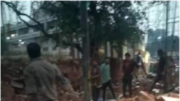 2 గంటల్లో ప్రళయంలా కురిసిన వర్షం, ఎనిమిది అడుగుల గోడ కూలి ఘోర ప్రమాదం; బెంగళూరులో ఏడుగురి మృతి, భారీ నష్టం!