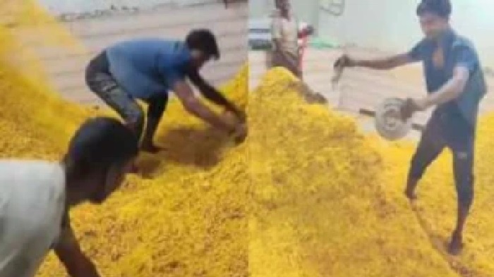 జాగ్రత్త ప్రజలారా!.. చూస్తుంటేనే వాంతి వస్తోంది!”.. కాళ్లతో తొక్కుతూ ప్యాక్ చేస్తున్న చిరుతిళ్లు.. షాకింగ్ వైరల్ వీడియో..!!!