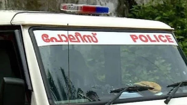 నటి ఇంటికి కొత్త చీరతో వెళ్లిన యువకుడు; పెళ్లి చేసుకోవాల్సిందేనని పట్టుబట్టడం కలకలం!