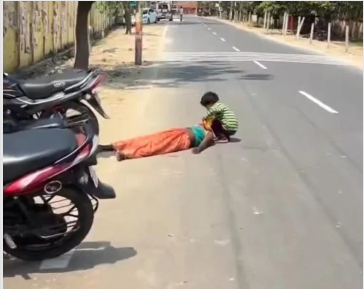 వీడియో: ఎండకు స్పృహ తప్పిన తల్లి కోసం ఆ బాలుడు చేసిన పని.. మనందరికీ ఒక పాఠం!