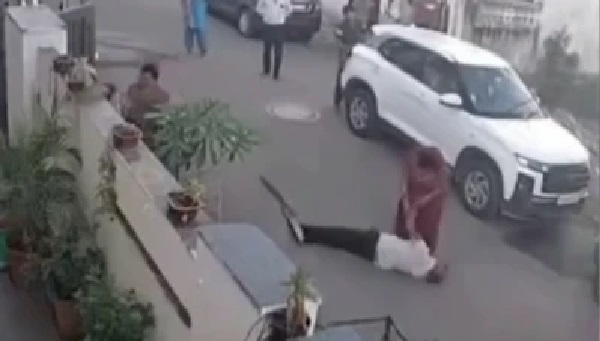 “పార్కింగ్ కోసం ఒక ప్రాణం పోయింది” – వాగ్వాదం జరుగుతుండగానే కుప్పకూలి మరణం.. వైరల్ అవుతున్న వీడియో..!!