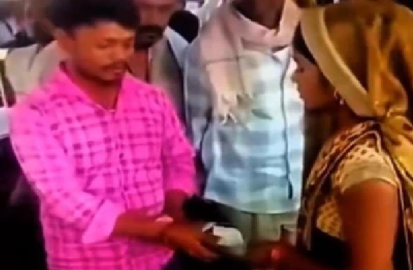 పొలం అమ్మి భార్యకు భరణం ఇచ్చిన భర్త.. ఆ వేదన నిండిన వీడియో నెటిజన్ల కన్నీరు మునిగిస్తోంది