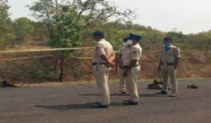 ఘోరం: స్కూల్ టీచర్ దారుణ హత్య.. మృతదేహాన్ని రోడ్డు పక్కన తగులబెట్టిన దుండగులు