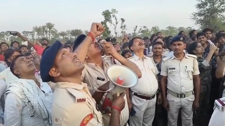 9 గంటల హైడ్రామా: “తల్లీ.. నా ఉద్యోగం తీయకు, నేనే పెళ్లి చేస్తా!” – సెల్ టవర్ ఎక్కిన ప్రియురాలు!