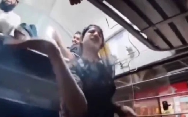 VIDEO: రైలులో ట్రాన్స్జెండర్ల వీరంగం: డబ్బులు ఇవ్వలేదని ప్రయాణికుల ముందే బట్టలు విప్పి !! ప్రయాణికుల తీవ్ర ఇబ్బందులు