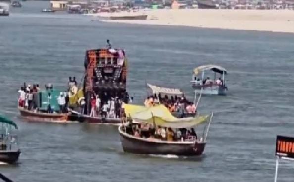 కాశీ గంగలో ‘బీర్’ పార్టీ.. పవిత్ర నదిలో పాడుపని! వీడియో వైరల్తో పోలీసుల యాక్షన్.. అఖిలేష్ యాదవ్ సంచలన కామెంట్స్!