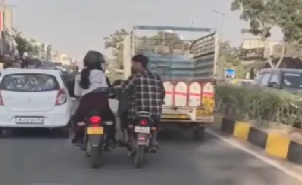 బరితెగించిన కామాంధులు: బైక్పై వెళ్తున్న మహిళ పట్ల నడిరోడ్డుపై అసభ్య ప్రవర్తన.. వైరల్ వీడియోతో వెల్లువెత్తుతున్న నిరసనలు!