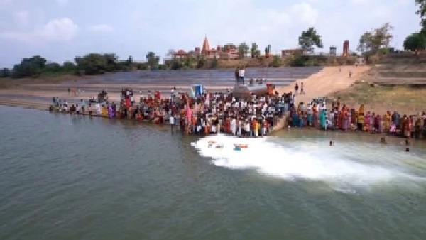 నర్మద పాలు.. ఆకలి గోల! 11 వేల లీటర్ల పాలు నది పాలు.. లక్షన్నర మంది చిన్నారులు పస్తులు! భక్తి సాక్షిగా జరుగుతున్న ఈ అపచారంపై భగ్గుమంటున్న జనం!!