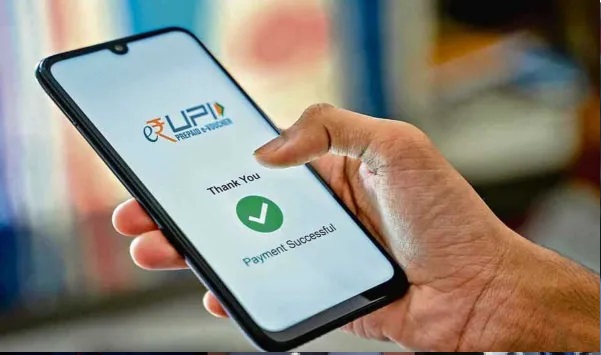 యూపీఐ (UPI) వినియోగదారులకు ఆర్బీఐ షాక్! రూ. 10 వేలు దాటితే గంట తర్వాతే నగదు బదిలీ.. డిజిటల్ మోసాలకు అడ్డుకట్ట వేసేందుకేనా?