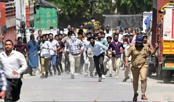 నొయిడా రణరంగం: వేతన పోరులో హింస.. 300 మంది అరెస్ట్.. పాక్ కుట్ర కోణంలో దర్యాప్తు!