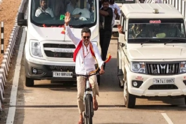 ‘పూల వాన’కే తలపతి బెంబేలు.. బాంబు అనుకుని పరుగులు తీసిన విజయ్! సోషల్ మీడియాలో ట్రోల్స్ వర్షం.. వెనకేసుకొస్తున్న ఫ్యాన్స్!