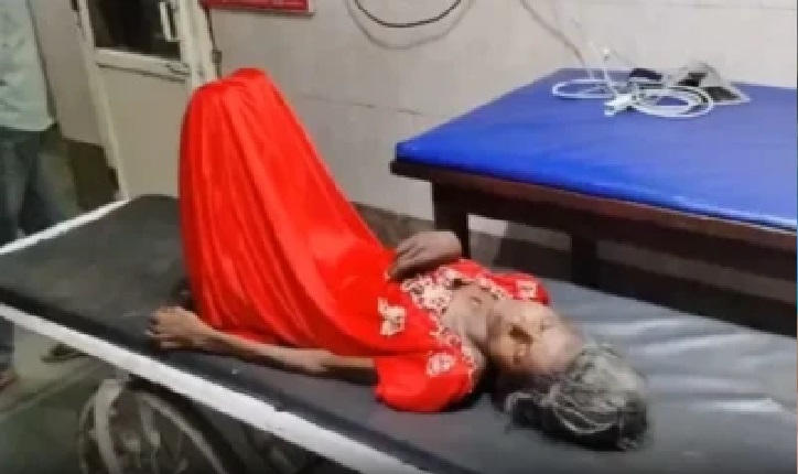 మండుతున్న ఎండ..! మిద్దెపై అస్థిపంజరంలా నగ్నంగా పడి ఉన్న మహిళ.. అధికారులను చూడగానే ఆకలి అని అరిచిన వైనం!