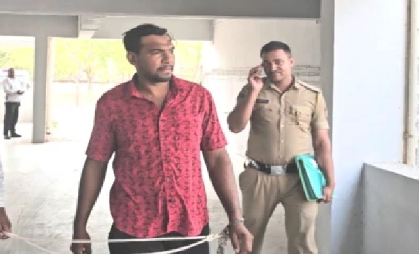 “ఈ లోకం మనల్ని కలిసి ఉండనివ్వదు.. రా!” – ఆమె బావిలోకి దూకి ప్రాణాలు కోల్పోయింది, లోదుస్తులతో పారిపోయిన నిందితుడు!