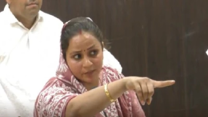 “నిద్రలోంచి ఇప్పుడే లేచారా?”.. మీటింగ్‌లో పీఎంఓపై ఎంపీ సంజనా జాతవ్ ఫైర్! నవ్విన అధికారికి చురకలు