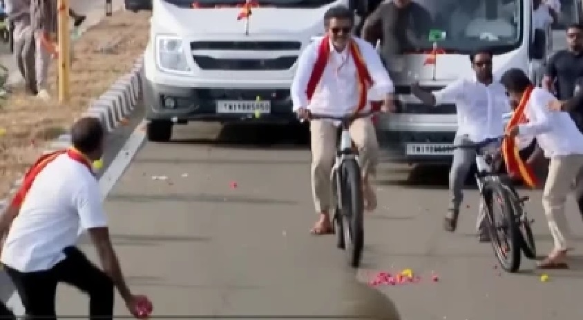 అభిమాని విసిరిన పువ్వుకు దళపతి హడల్! బాంబు అనుకుని సైకిల్ వదిలేసి పరార్.. సోషల్ మీడియాలో ట్రోల్ అవుతున్న విజయ్ వీడియో