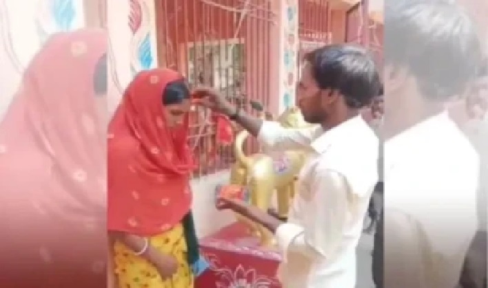 “నలుగురూ నా పిల్లలే, కానీ ప్రస్తుతానికి ఇద్దరు చాలు”: కన్నతల్లే చెప్పుతో కొట్టినా ప్రియుడిని పెళ్లాడిన మహిళ.. కన్నీళ్లలో భర్త!
