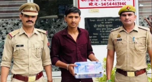 క్యాష్ డిపాజిట్ చేయడానికి బ్యాంకుకు వెళ్లిన యువకుడు.. నోట్లు లెక్కపెడుతుండగా మేనేజర్‌కు అనుమానం వచ్చి పోలీసులను పిలిపించారు.. ఆ తర్వాత అసలు కథ చూసి అందరూ షాక్!