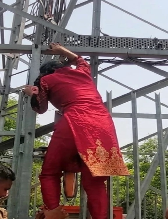 పోలీసుల అదుపులో ఉన్న తన ప్రియుడిని విడిపించేందుకు జార్ఖండ్‌లో ఒక ‘ప్రేయసి’ మొబైల్ టవర్ ఎక్కింది; పదిహేను రోజుల్లో మూడు ఘటనలు.