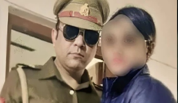 ఇద్దరు పిల్లల తండ్రి అయిన ‘సబ్-ఇన్‌స్పెక్టర్’ ఘోరం: మొదటి పెళ్లిని దాచి రెండో పెళ్లి.. ఉద్యోగం ఊడటంతో ఇప్పుడు రోడ్డున పడ్డ వైనం!