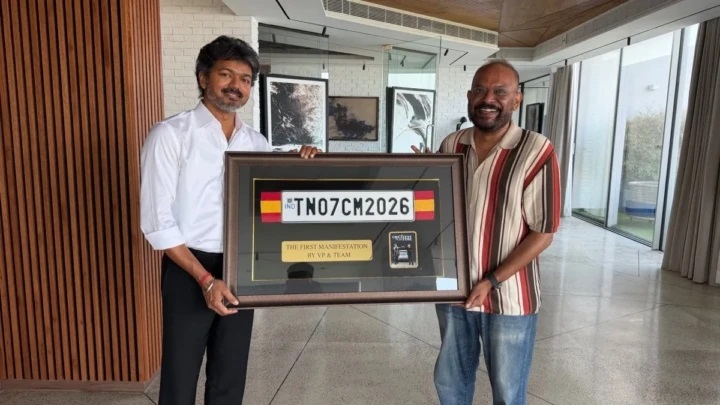 ముఖ్యమంత్రి విజయ్తో దర్శకుడు వెంకట్ ప్రభు మీటింగ్.. ఆయన ఇచ్చిన గిఫ్ట్ చూస్తే షాక్ అవుతారు! ఇది అది కదా..!