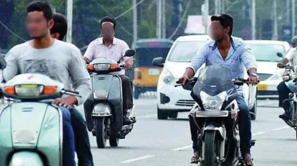 బైక్, స్కూటర్ నడిపేటప్పుడు రెండు చేతులు హ్యాండిల్పైనే ఉండాలి.. లేదంటే భారీ జరిమానా/సమస్య తప్పదు; రానున్నాయి కొత్త నిబంధనలు!