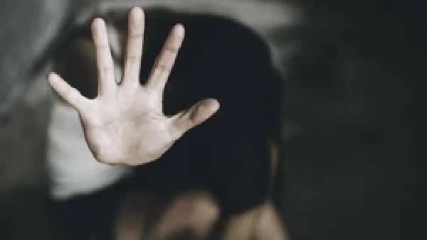మైనర్ బిడ్డపై ఏడాదిన్నరగా లైంగిక దాడి; అశ్లీల వీడియో చూపించి బ్లాక్‌మెయిల్ చేసిన పక్కంటి వాడు అరెస్ట్!