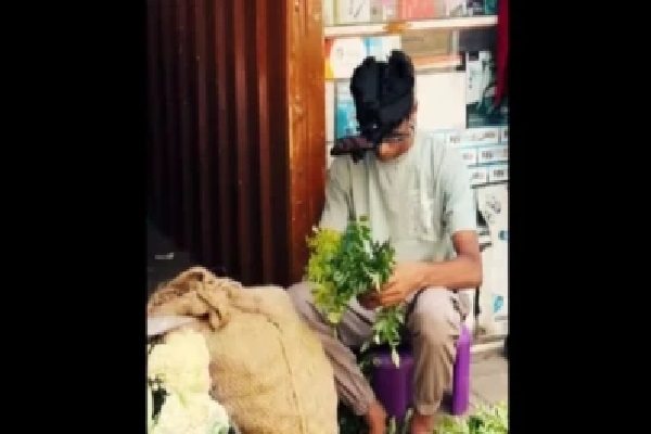 ఏఐ (AI) డేటా కలెక్షన్ హెడ్గేర్ ధరించిన బెంగళూరు కూరగాయల వ్యాపారి.. నెలకు ₹1 లక్ష సంపాదన అంటూ వైరల్ వీడియో క్లెయిమ్!