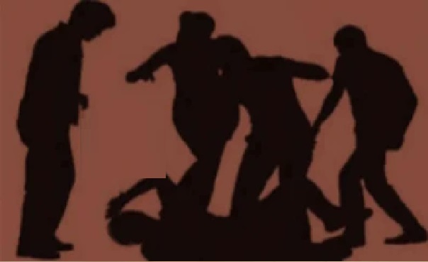 దారుణం: భార్యను కలవడానికి ఇంటికి వచ్చిన యువకుడి కాలు విరగ్గొట్టిన భర్త!
