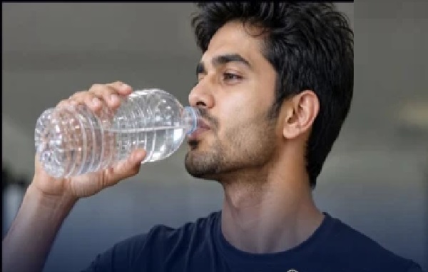 5 లీటర్ల నీరు తాగి ఆసుపత్రి పాలైన యువకుడు; వేసవిలో మీ శరీరాన్ని ఇలా సురక్షితంగా ఉంచుకోండి!