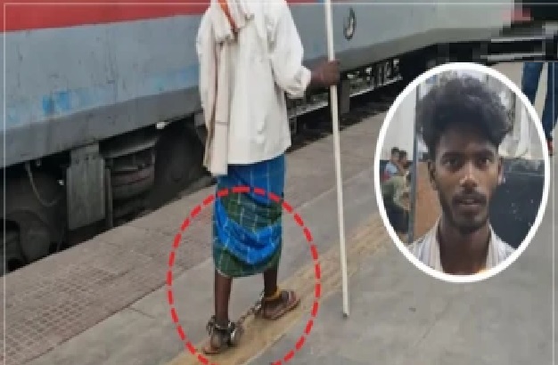 కాళ్లకు గొలుసులు, కళ్లలో కన్నీళ్లు.. తండ్రి కాళ్లకు తాళాలు వేసిన కొడుకు! ఇది చూస్తే మీ కళ్లు చెమర్చడం ఖాయం!