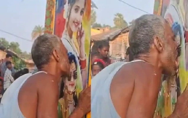ఇది చాలా జుగుప్సాకరం!: పిల్లల ముందే యువతుల పోస్టర్లను నాకుతూ, ముద్దు పెట్టుకుంటున్న వ్యక్తి.. వైరల్ వీడియోపై నెటిజన్ల ఆగ్రహం!