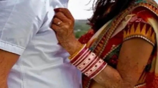 పెళ్లైన ఒక యువతి ఇంట్లో ఒంటరిగా ఉండగా, అకస్మాత్తుగా ఒక పాత స్నేహితుడు ఇంట్లోకి ప్రవేశించాడు మరియు…, ఆ తర్వాత జరిగిన సంఘటన…