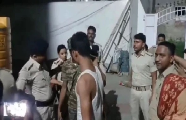 పాట్నా: గ్యాంగ్‌స్టర్ల ఇంటిపై రైడ్.. పోలీసులనే తనిఖీ చేసిన మద్దతుదారులు! వీడియో వైరల్