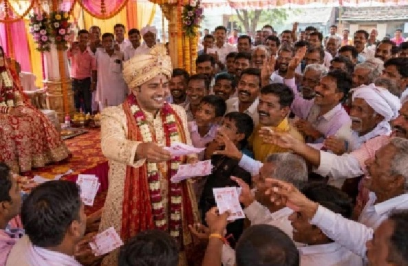 వినూత్న వివాహం: పెళ్లిలో భోజనం కంటే గొప్ప కానుక.. ఊరి ప్రజలందరికీ రూ. 33 కోట్ల బీమా అందించిన వరుడు!